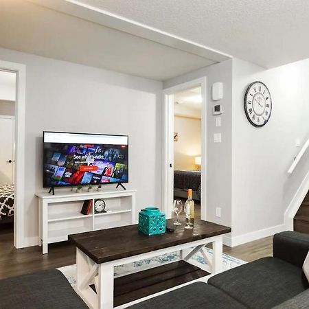 Modern Executive Suite I Complimentary Netflix & Parking! Edmonton Luaran gambar