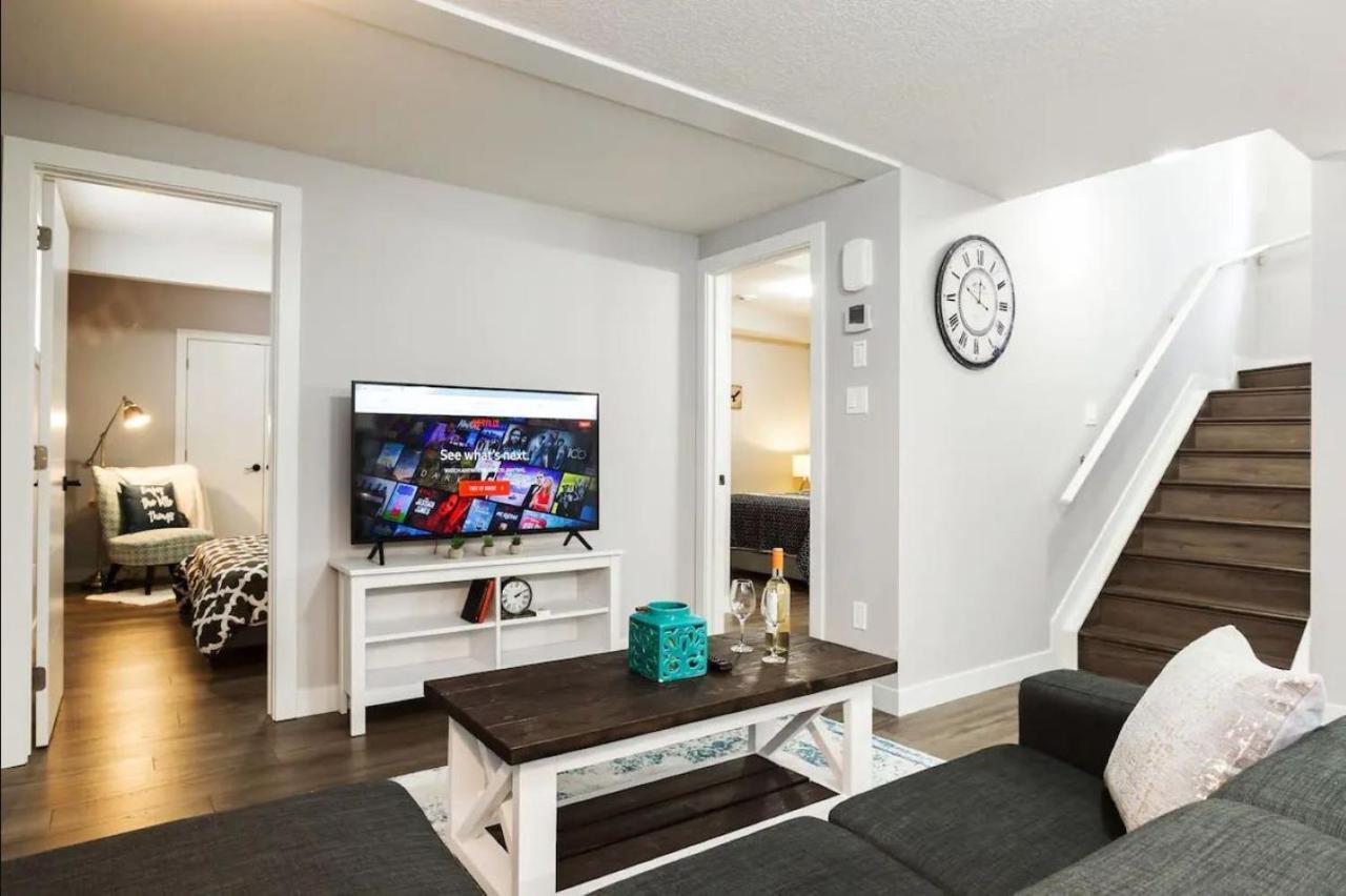 Modern Executive Suite I Complimentary Netflix & Parking! Edmonton Luaran gambar