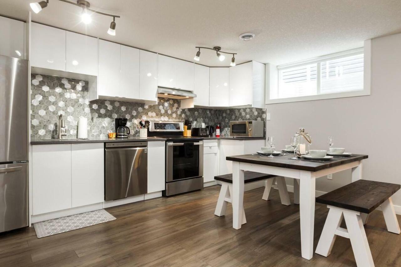 Modern Executive Suite I Complimentary Netflix & Parking! Edmonton Luaran gambar