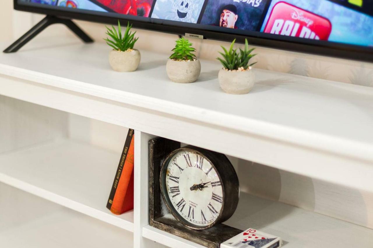 Modern Executive Suite I Complimentary Netflix & Parking! Edmonton Luaran gambar