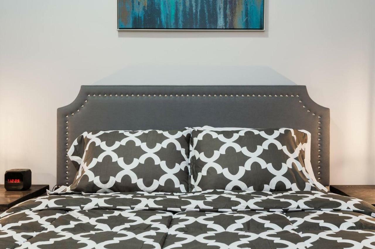 Modern Executive Suite I Complimentary Netflix & Parking! Edmonton Luaran gambar