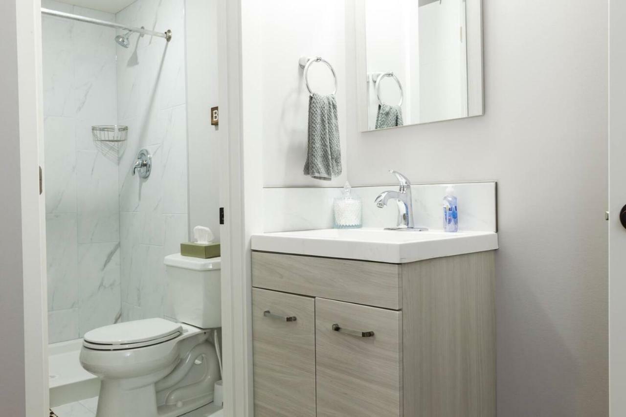 Modern Executive Suite I Complimentary Netflix & Parking! Edmonton Luaran gambar