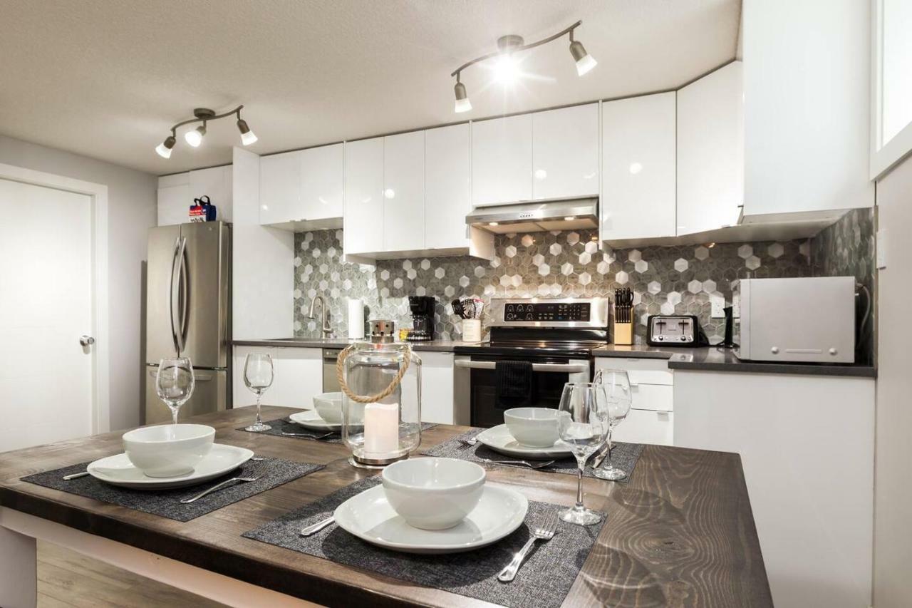 Modern Executive Suite I Complimentary Netflix & Parking! Edmonton Luaran gambar