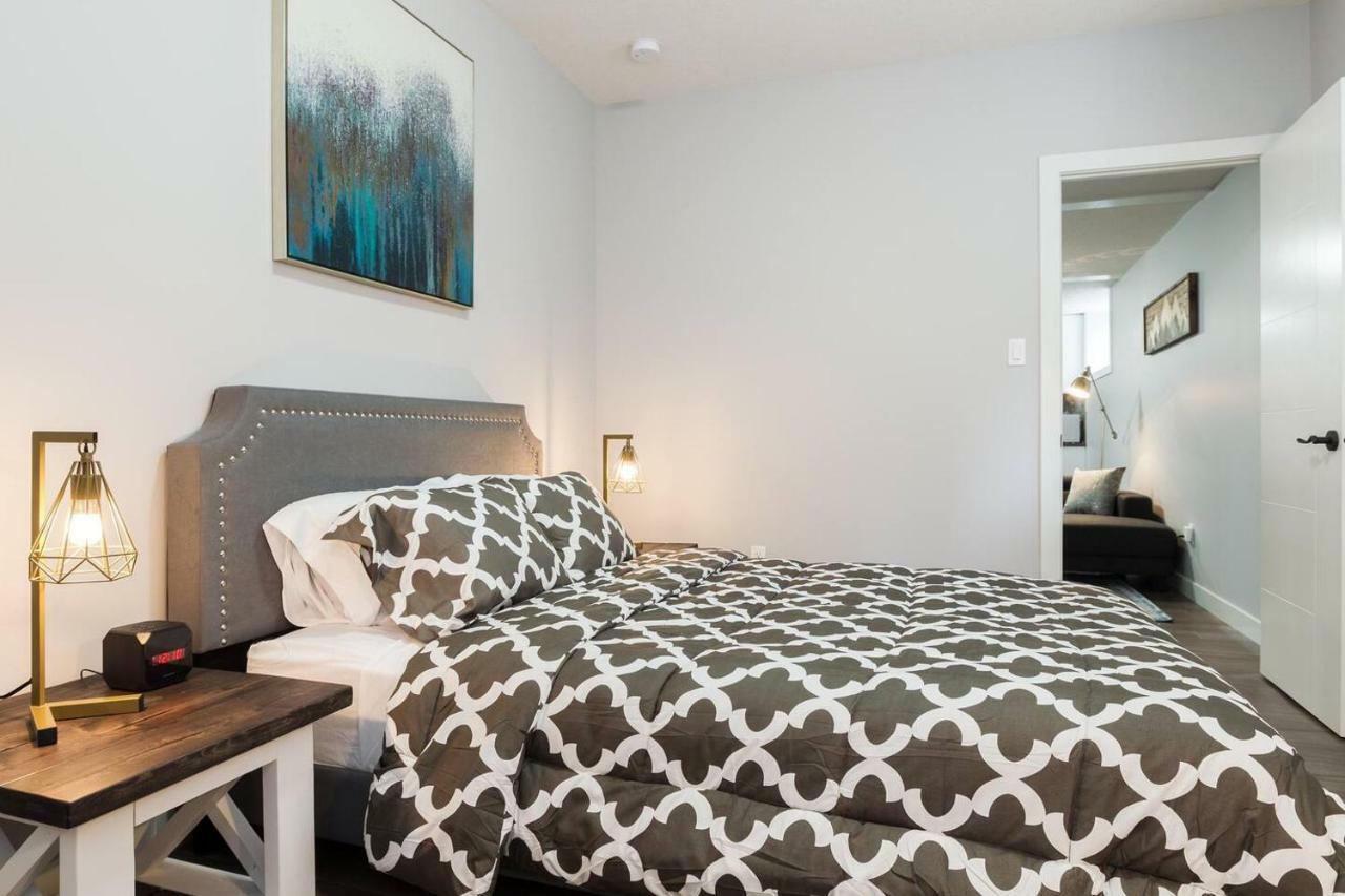Modern Executive Suite I Complimentary Netflix & Parking! Edmonton Luaran gambar