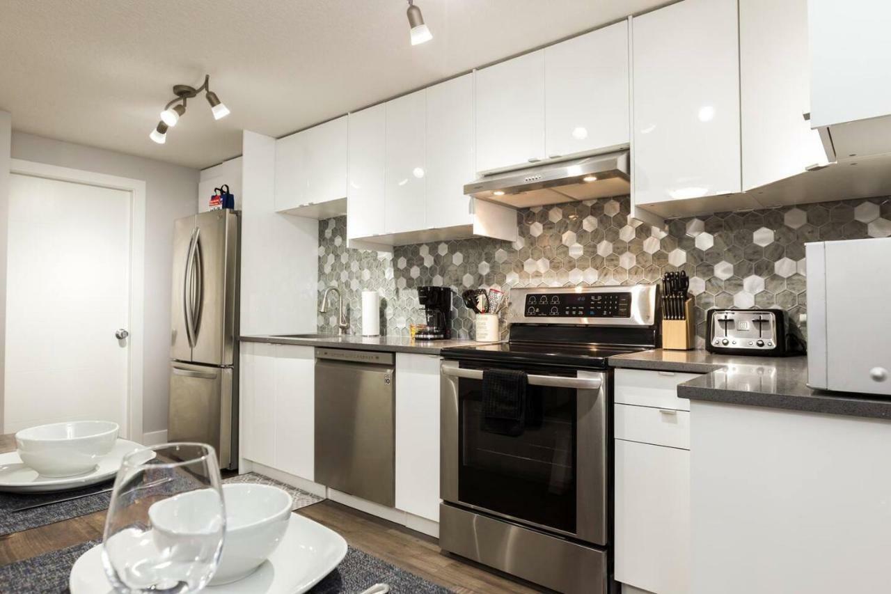 Modern Executive Suite I Complimentary Netflix & Parking! Edmonton Luaran gambar