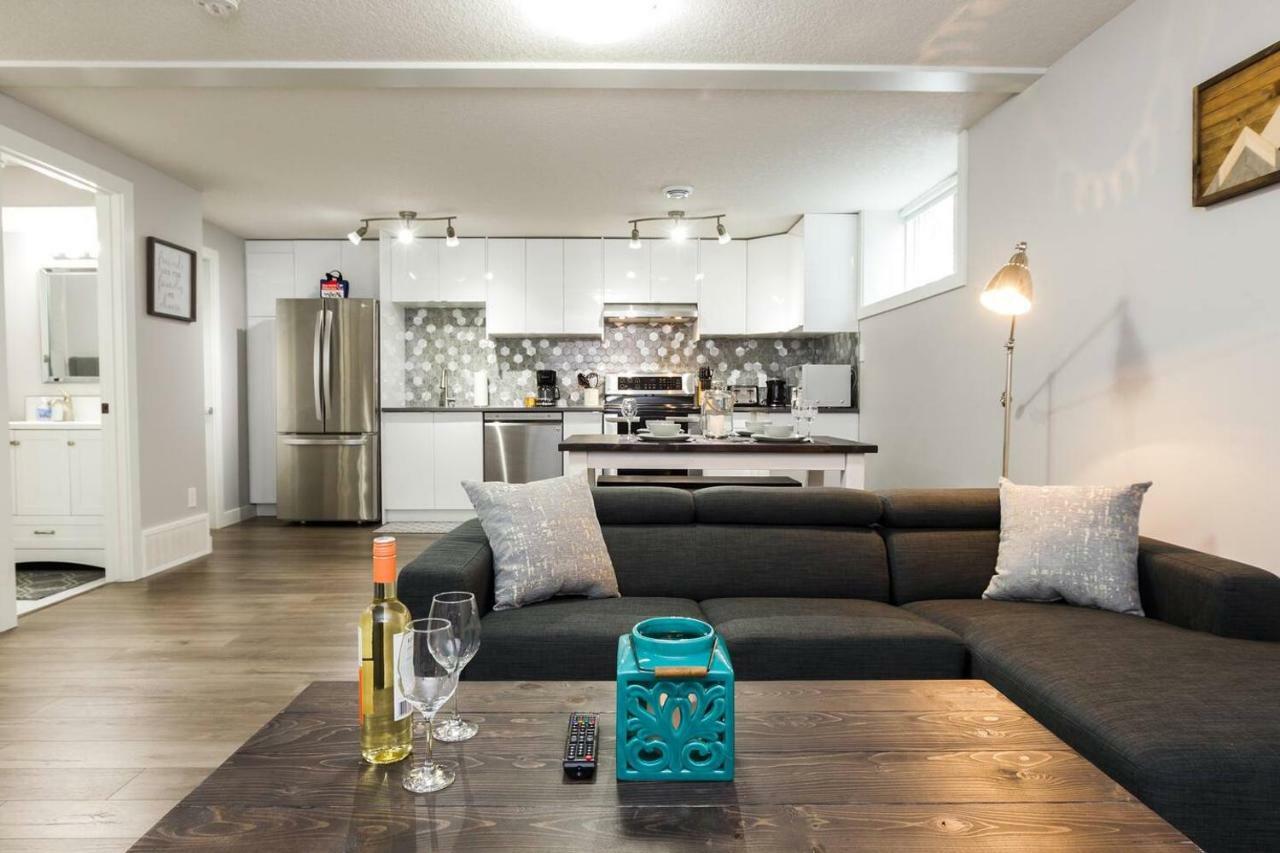 Modern Executive Suite I Complimentary Netflix & Parking! Edmonton Luaran gambar